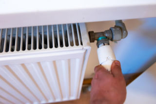 Jak ustawić termostat na grzejniku? Optymalne cyfry, komfort i oszczędność ciepła