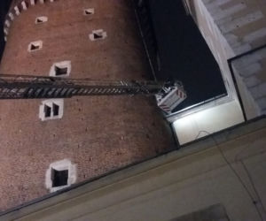 Nietypowa akcja na Wawelu: Dwóch mężczyzn wspinało się na zamek. Jeden z nich spadł [ZDJĘCIA]