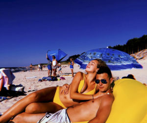 Zdrojkowski i Gasiewska na plaży