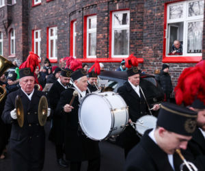 Barbórka 2025. Pobudka górnicza na Nikiszowcu w wykonaniu Orkiestry Wieczorek