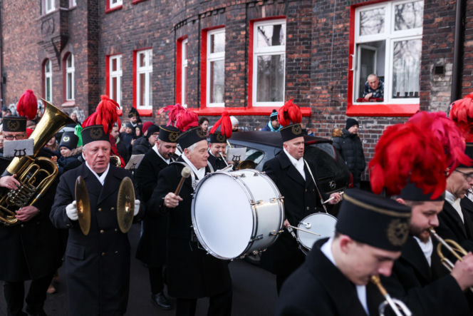 Barbórka 2025. Pobudka górnicza na Nikiszowcu w wykonaniu Orkiestry Wieczorek