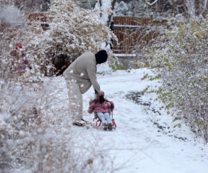 Maciej Pela zabrał córeczki na sanki