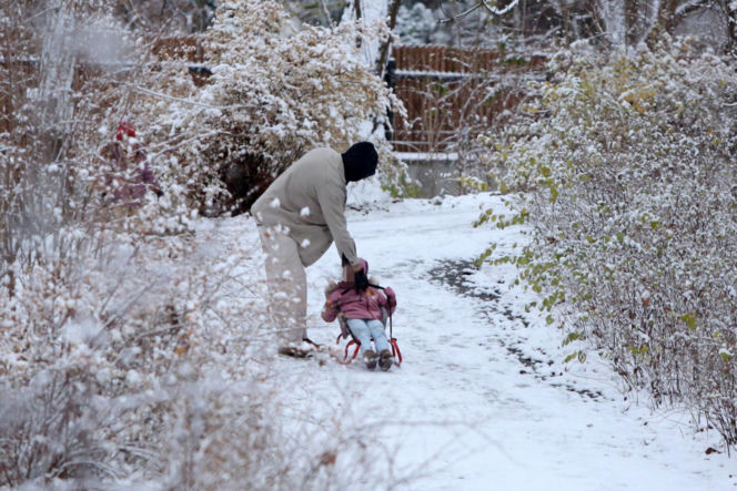 Maciej Pela zabrał córeczki na sanki