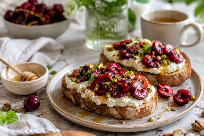 Pieczone czereśnie, ricotta i odrobina miodu. Czasem tyle wystarczy do szczęścia