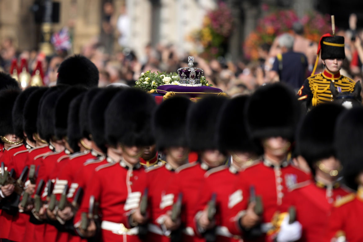 Najpiękniejsza korona Elżbiety II spoczęła na trumnie. Brytyjska korona państwowa na pogrzebie monarchini