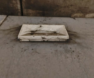 Bród i smród w tunelu pod torami w Siedlcach