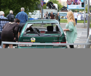 Suzuki wjechało pod tramwaj w Warszawie