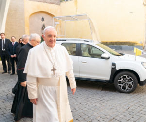 Papież Franciszek jeździ Dacią Duster
