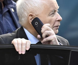 Kaczyński ma kultowy telefon komórkowy