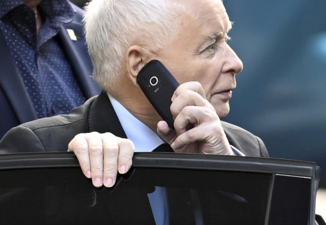 Kaczyński ma kultowy telefon komórkowy