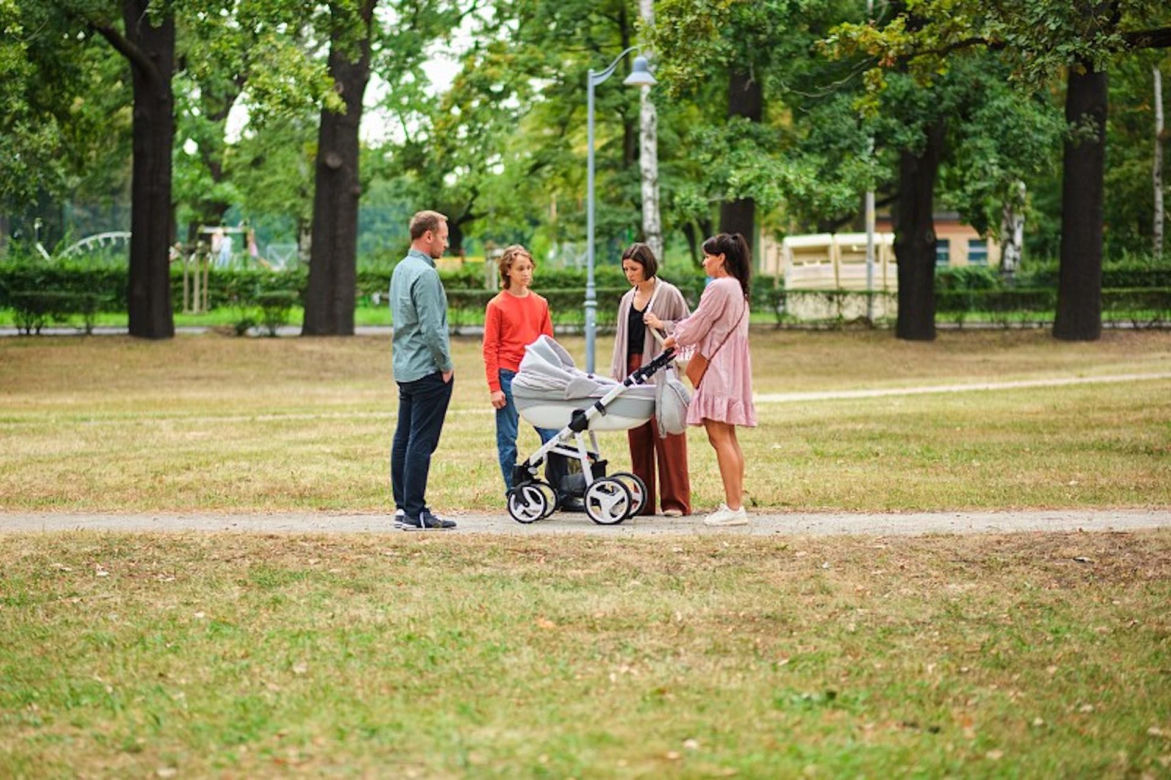 Pierwsza miłość, odcinek 4098. Kinga (Aleksandra Zienkiewicz), Maciek (Yan Polovnikov), Lilka (Sylwia Sokołowska), Janek (Maciej Mikołajczyk)