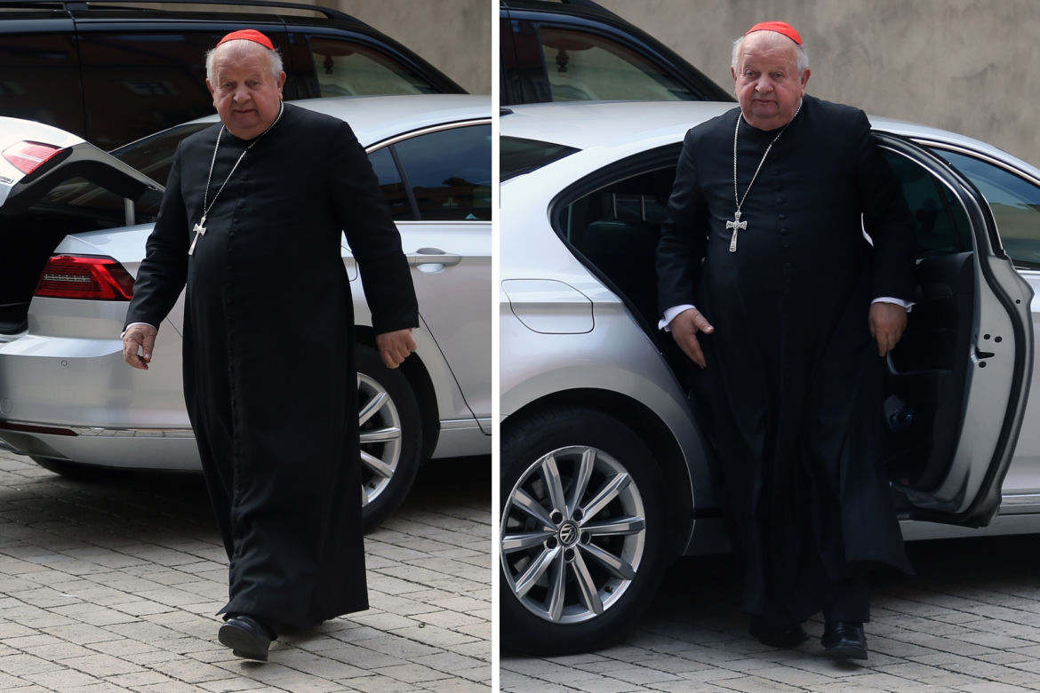 Kardynał Stanisław Dziwisz wysiada z VW Passata