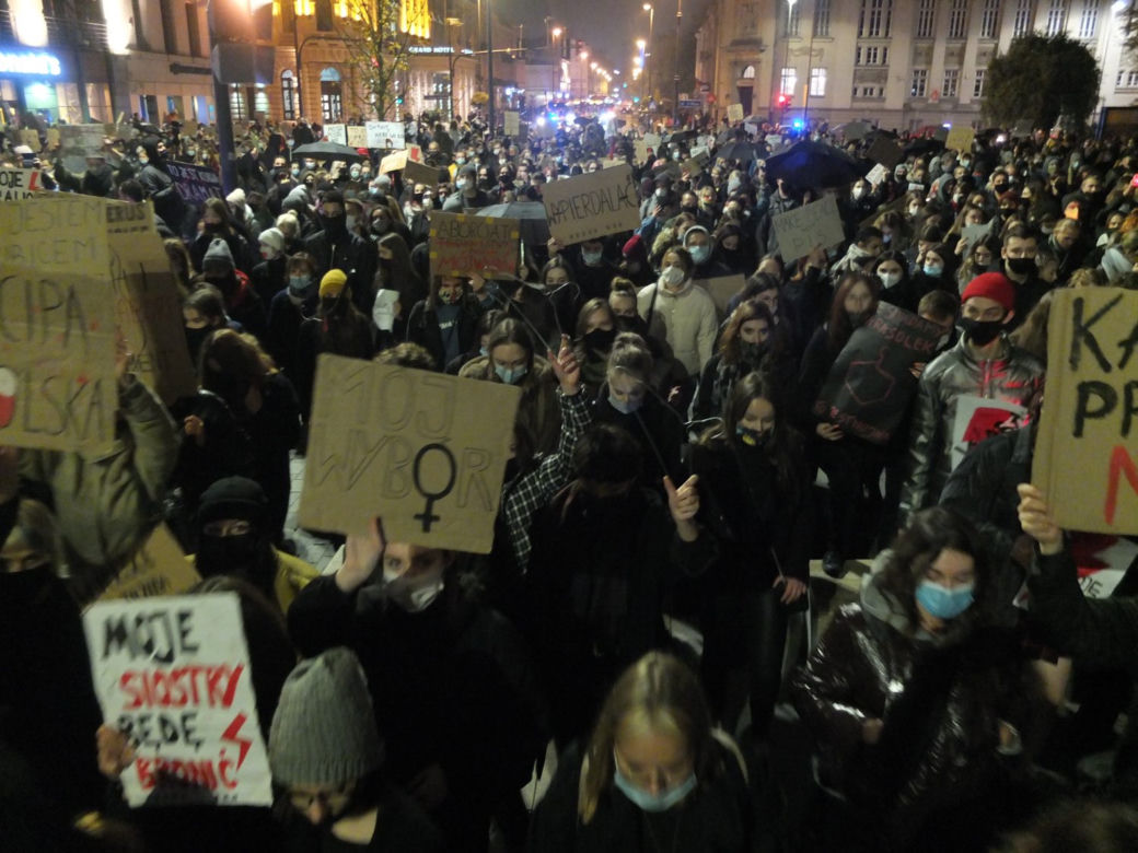 PROTEST KOBIET W LUBLINIE. KILKA TYSIĘCY OSÓB PRZEMASZEROWAŁO POD ARCHIKATEDRĘ I KURIĘ LUBELSKĄ. ŚWIĄTYNI MODLITWĄ BRONILI PRAWICOWCY