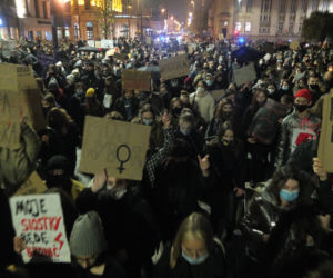 PROTEST KOBIET W LUBLINIE. KILKA TYSIĘCY OSÓB PRZEMASZEROWAŁO POD ARCHIKATEDRĘ I KURIĘ LUBELSKĄ. ŚWIĄTYNI MODLITWĄ BRONILI PRAWICOWCY