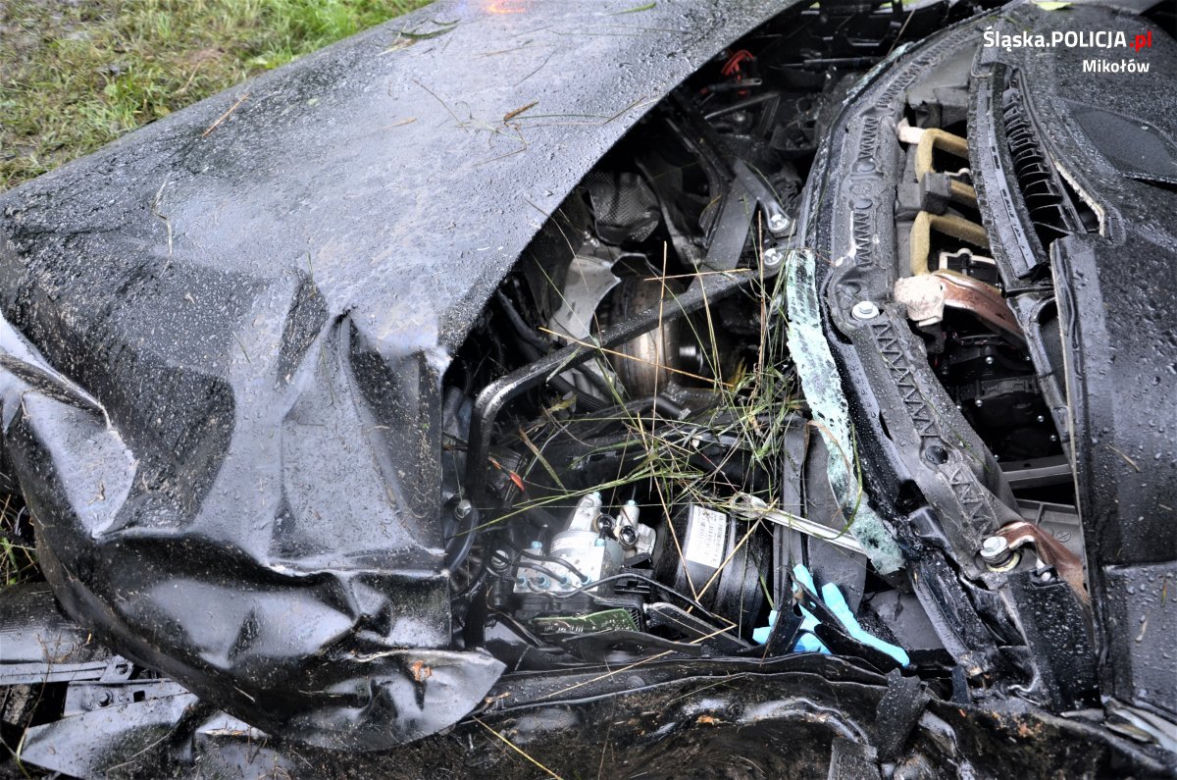 Śląskie: Groźny wypadek na DK81. Ojciec wiózł trójkę dzieci do szkoły. Samochód rozbił się na drzewie [ZDJĘCIA]