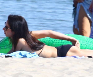 Marta Kaczyńska z mężem i synem na plaży