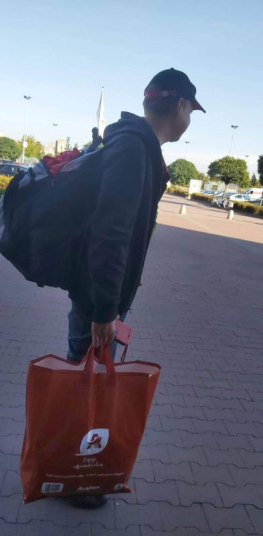 Zabrze: Młody chłopak odnosił ludziom talerze za resztki jedzenia. Dziewczyny z Torcida Girls wyciągnęły do niego pomocną dłoń [ZDJĘCIA]