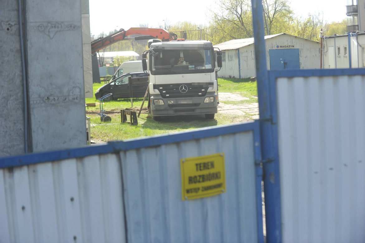Zaczęli burzyć szkieletor. Mieszkańcy są wściekli, że ciężarówki rozjeżdżają im ulicę 