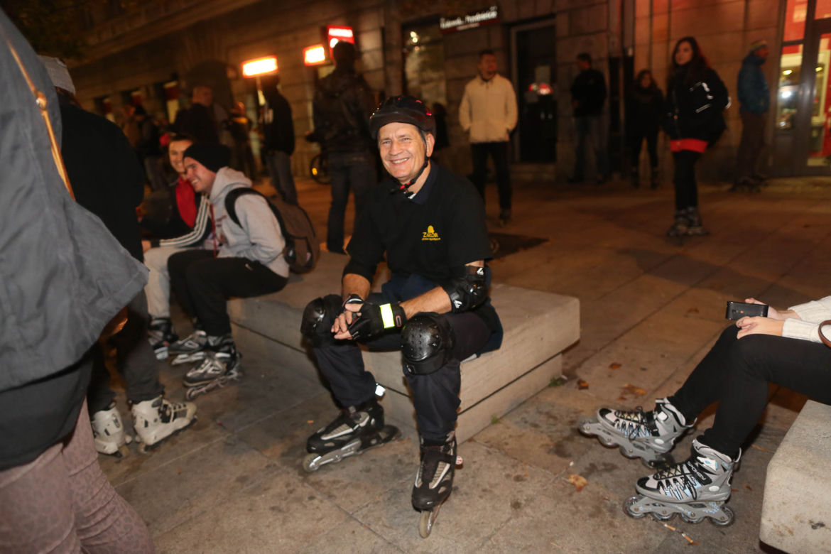Nightskating. Warszawiacy przejechali stolicę na rolkach [Zdjęcia]