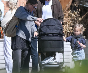Olga Frycz z rodziną na spacerze