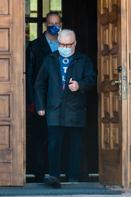 Lech Wałęsa przyszedł do kościoła w maseczce