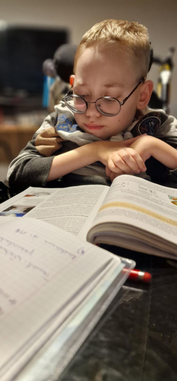 Egzamin ósmoklasisty z respiratorem pod pachą