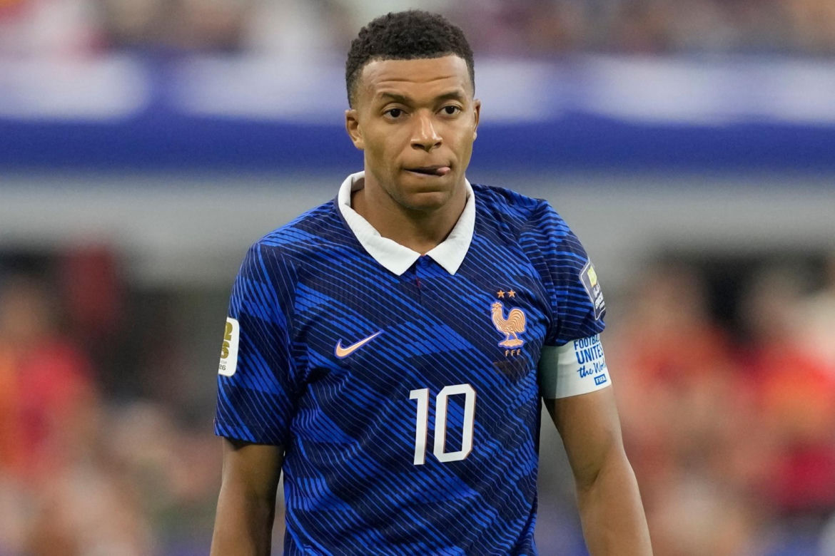 Kylian Mbappe z aktorką Ester Exposito na wakacjach na Sardynii