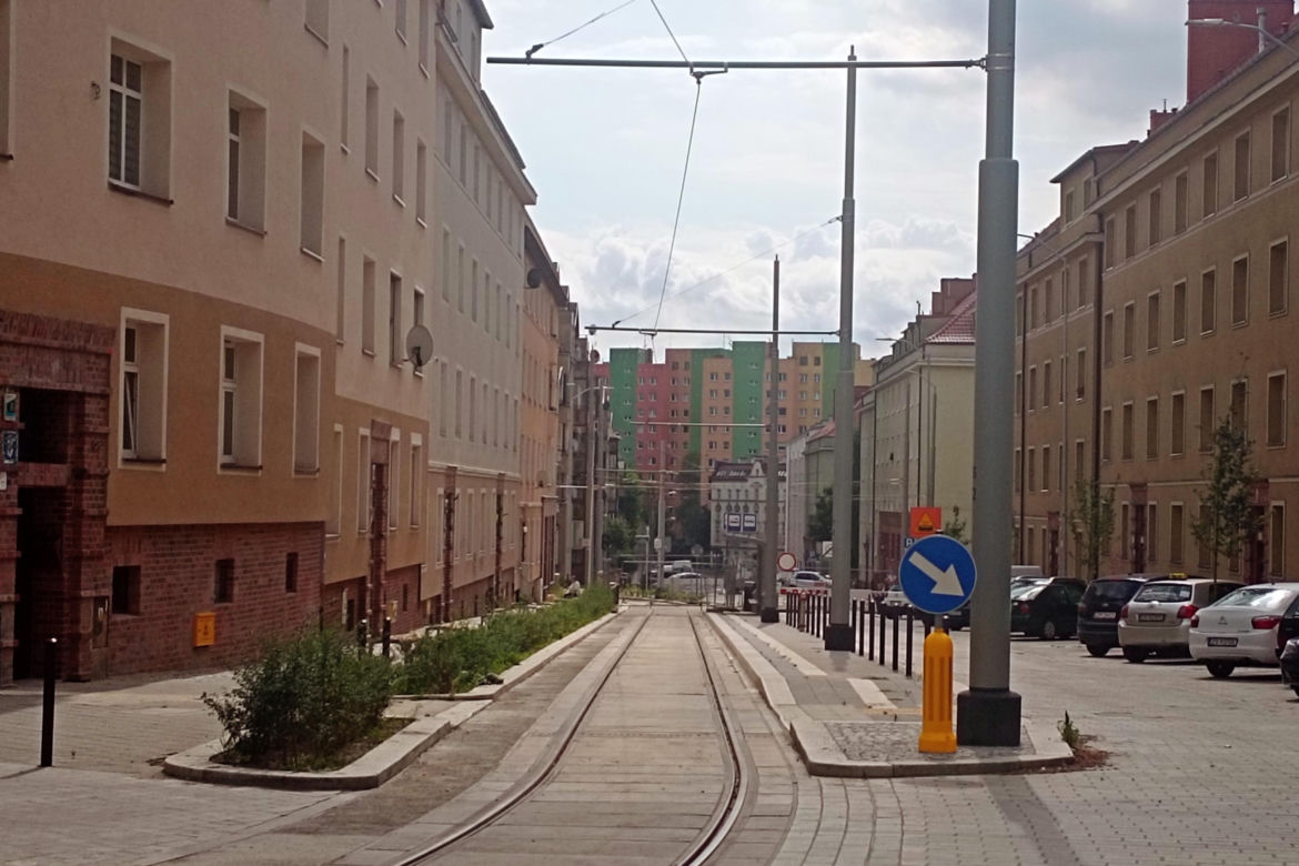 "Wysyp" ławek na ulicy Boguchwaly