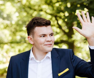 Adam Gomola to najmłodszy poseł. Jest wnukiem polskiego króla