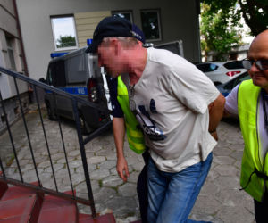Sprawcy ataku na księdza doprowadzeni do prokuratury