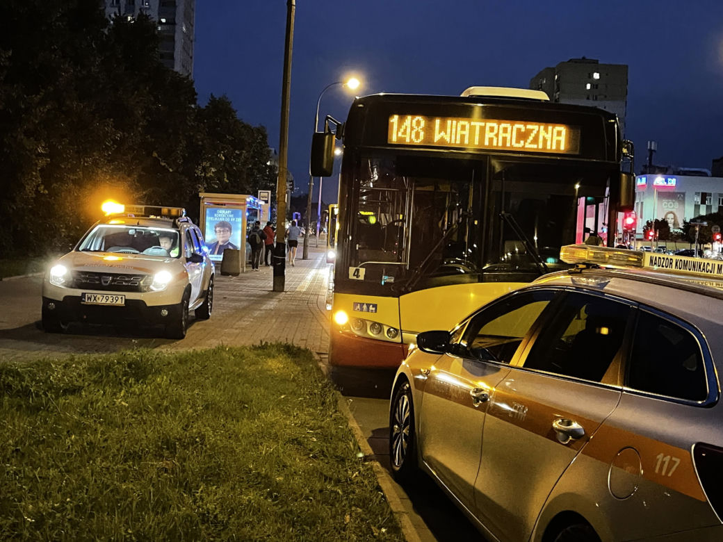 Miejski autobus potrącił pieszą na Gocławiu. Poszkodowana trafiła do szpitala