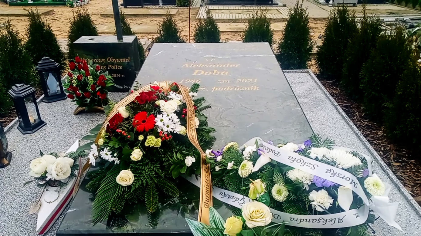 Rok temu zmarł Aleksander Doba. Tak wygląda dziś grób wielkiego podróżnika z Polic