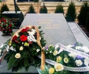 Rok temu zmarł Aleksander Doba. Tak wygląda dziś grób wielkiego podróżnika z Polic