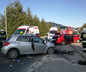 Potworny wypadek w Kasince Małej. Trzy osoby poszkodowane, jedna jest w stanie ciężkim