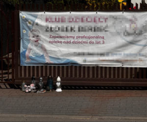 Misie i morze zniczy pod zamkniętym klubem. Ząbki nie mogą otrząsnąć się po śmierci 2-latka
