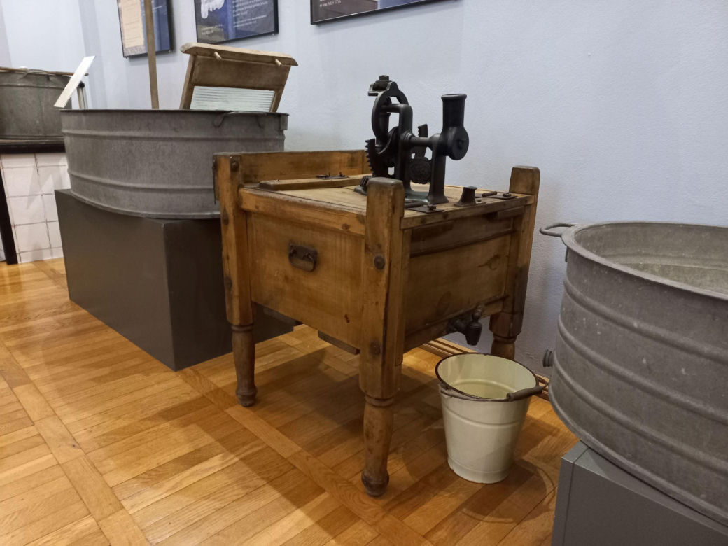 W Muzeum Okręgowym w Lesznie suszą stare gacie na sznurku! Nowa wystawa o... bieliźnie