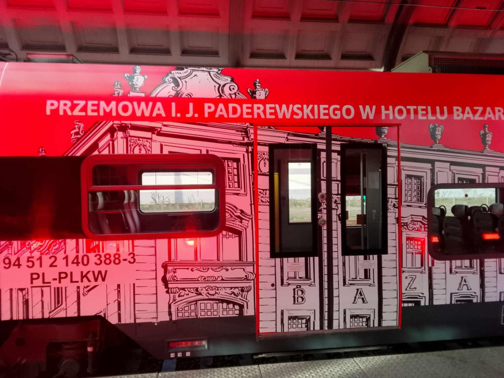 Tak wygląda specjalny pociąg Kolei Wielkopolskich z okazji 105. rocznicy wybuchu Powstania Wielkopolskiego