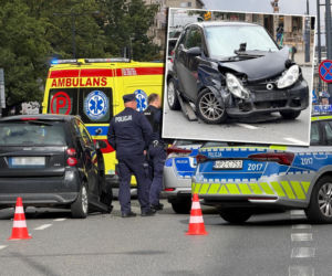 Jechali na interwencję. Radiowóz zderzył się ze smartem w centrum Warszawy. Policjant w szpitalu