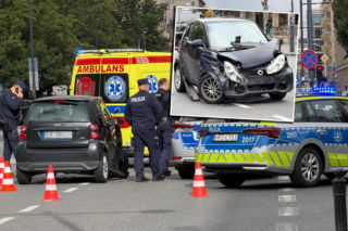 Jechali na interwencję. Radiowóz zderzył się ze smartem w centrum Warszawy. Policjant w szpitalu