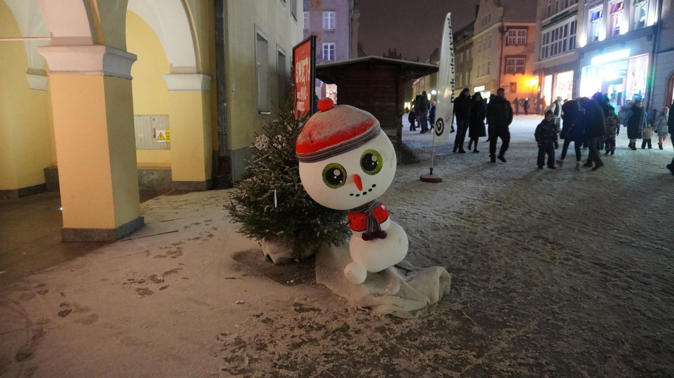 Świąteczne iluminacje w Olsztynie zachwycają. Prawdziwą „gwiazdą” jest choinka na starówce [ZDJĘCIA]