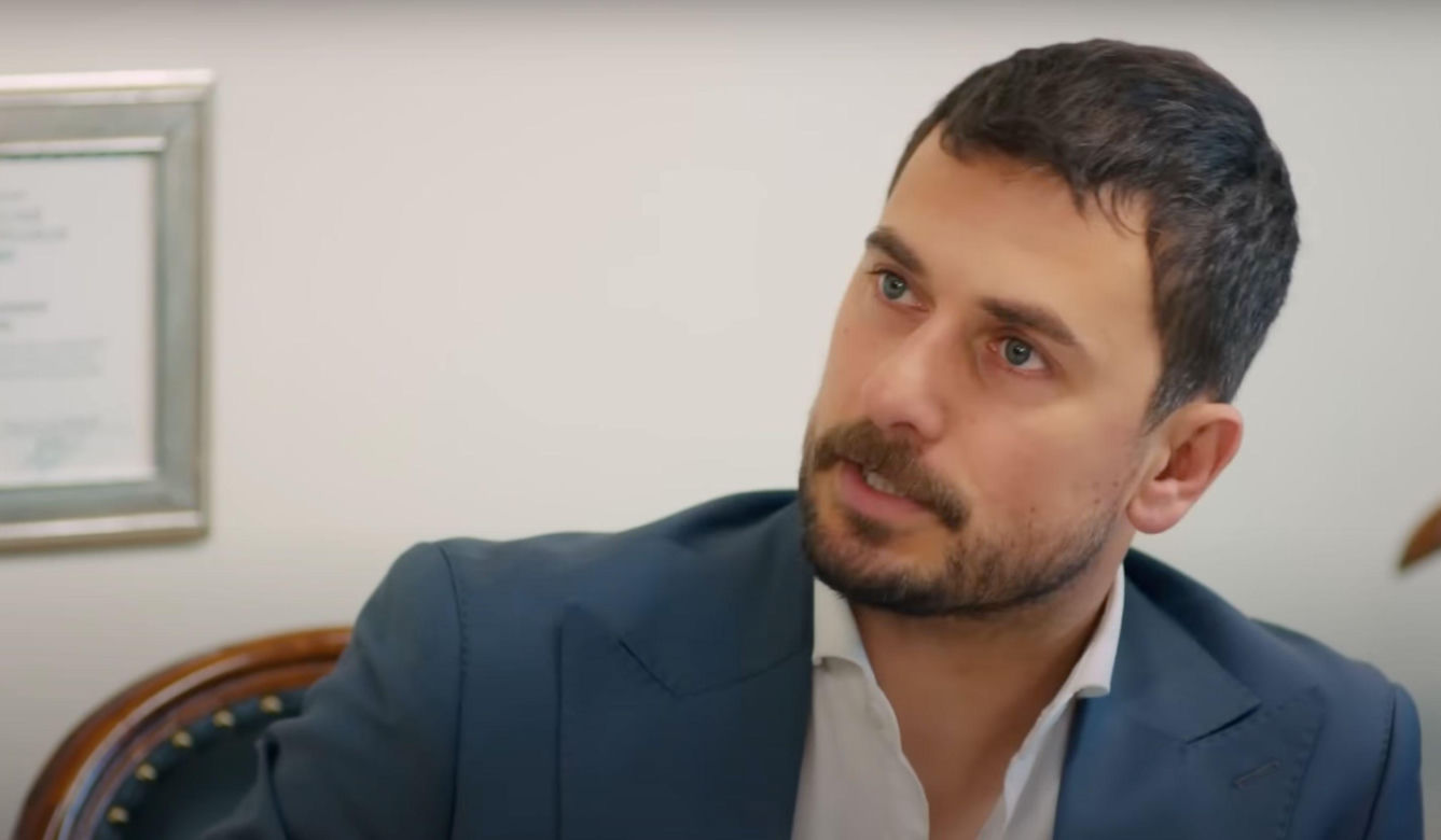 Ege uratuje Zeynep, choć porywacz pchnie ją nożem.