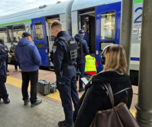 Kobieta wypadła z pociągu na peron na dworcu w Tarnowie. Trafiła do szpitala