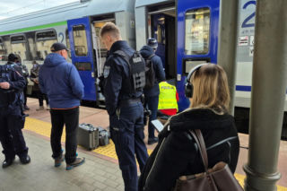 Kobieta wypadła z pociągu na peron na dworcu w Tarnowie. Trafiła do szpitala