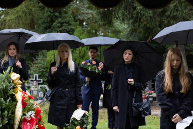 Pierwsza miłość, odcinek 4119: Wstrząsający pogrzeb Teresy. Tak psychol Mateusz ucieknie z więzienia i zjawi się na cmentarzu - ZDJĘCIA