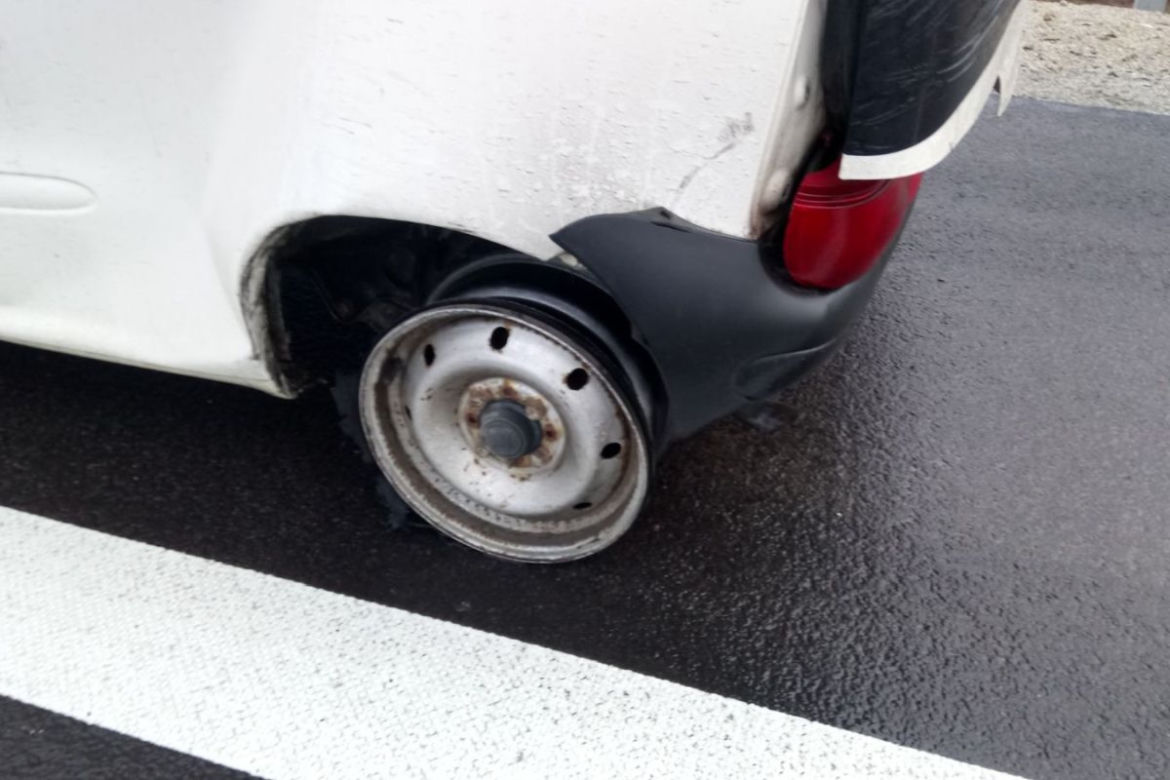 Holowali uszkodzone auto na... sznurku