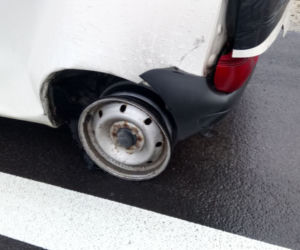 Holowali uszkodzone auto na... sznurku
