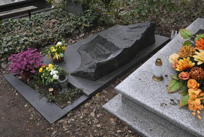 Tak wygląda grób prof. Jadwigi Staniszkis dwa lata po śmierci