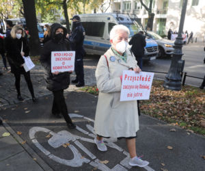 Aborcja niezgodna z konstytucją. Protest przed Trybunałem Konstytucyjnym