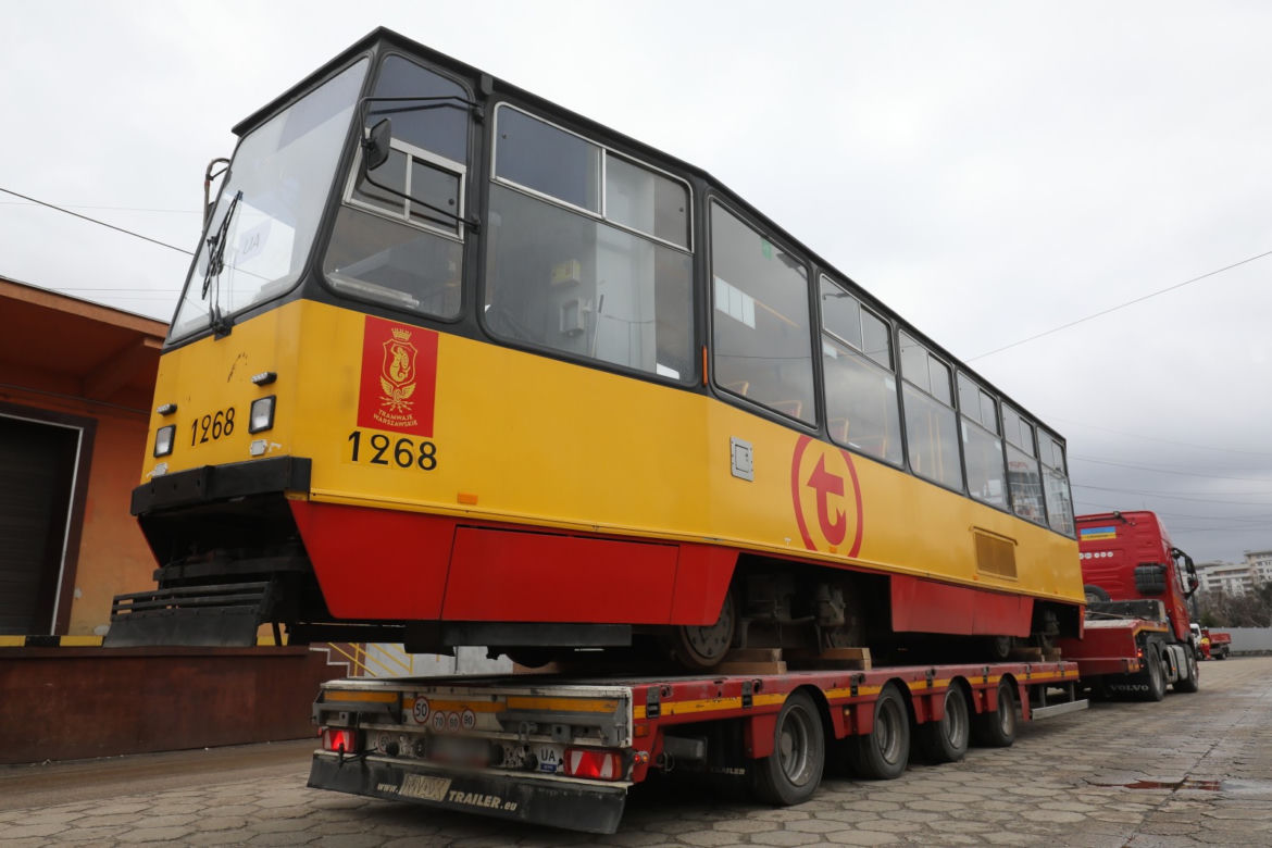 Załadunek tramwajów, które zostaną przekazane do Ukrainy