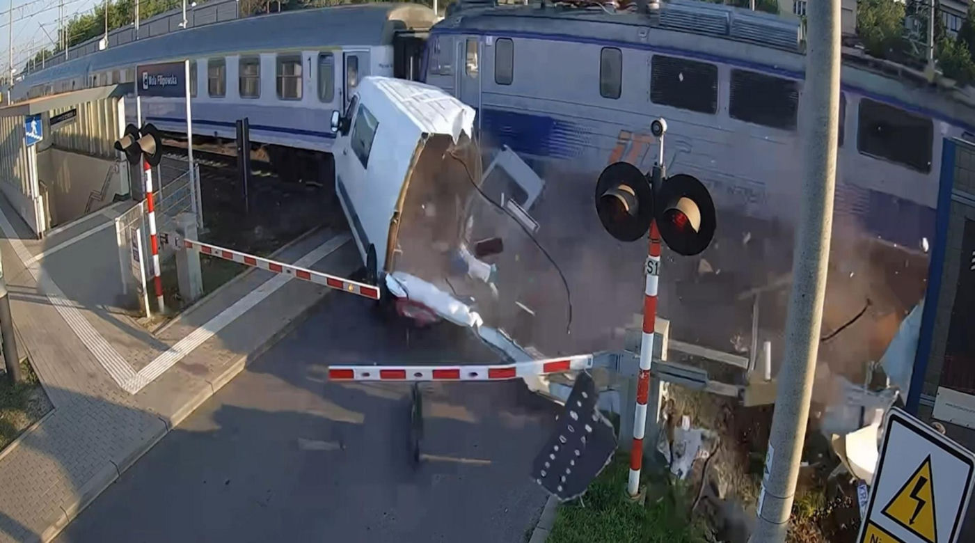 Dostawczak wjechał pod pociąg! Ogromne utrudnienia na kolei